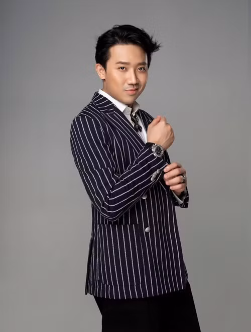 Kênh Youtube cũng mang lại thu nhập “khủng” cho ông xã Hari Won. Nhịp Sống Thị Trường cho hay, theo thống kê từ trang dữ liệu Social Blade, kênh Youtube Trấn Thành Town được thành lập từ năm 2014, với 703 video đã đăng tải và có hơn 1,4 tỷ lượt xem (tính đến ngày 6/6).