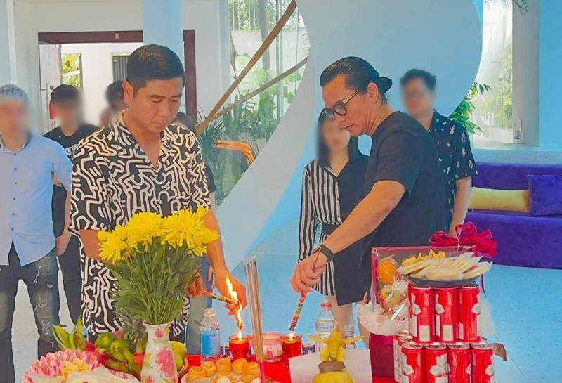 Ho Hoai Anh cung To nghe san khau