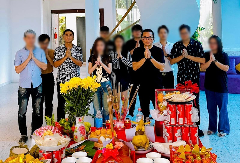 Hồ Hoài Anh mặc đơn giản xuất hiện tại buổi lễ. Ảnh: FBNV.