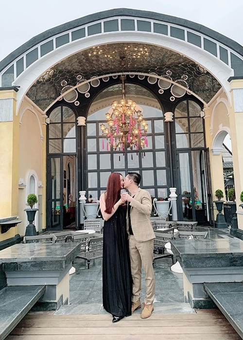 Doanh nhân Đức An hết mực cưng chiều Phan Như Thảo. Tháng 10/2018, Phan Như Thảo tiết lộ rằng ông xã mua tặng cô 2 căn nhà ở trung tâm quận 1, TPHCM. Liên tiếp trong hai năm 2019 - 2020, cô được chồng tặng hai căn biệt thự. Ngoài ra, đại gia Đức An còn viết di chúc để lại tài sản cho Phan Như Thảo. Ảnh: FBNV.