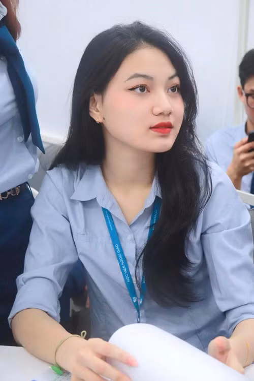 Thu Trang chia sẻ trên trang cá nhân, cô đang theo học khoa Chính trị Quốc tế và Ngoại giao tại Học viện Ngoại giao. Ảnh: FBNV.