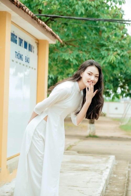 Thu Trang xinh đẹp, dịu dàng khi mặc áo dài. Ảnh: Sinh Viên Việt Nam.