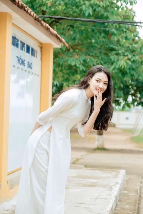 Thu Trang xinh đẹp, dịu dàng khi mặc áo dài. Ảnh: Sinh Viên Việt Nam.