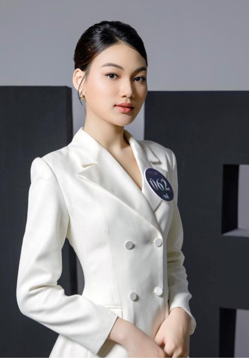 Theo Vietnamnet, trong tập 2 Hoa hậu Trái đất Việt Nam 2023, Thu Trang gây xúc động khi diện trang phục mẹ cô thiết kế dự thi. Mẹ của người đẹp có 15 năm kinh nghiệm trong lĩnh vực thời trang. Ảnh: FBNV.