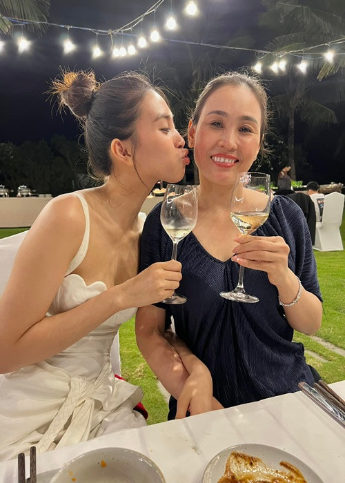 Năm 2021, trong cuộc phỏng vấn với Yan, Tiểu Vy chia sẻ về cách chi tiêu: “Số tiền Vy kiếm được sẽ được chia ra nhiều khoản chi tiêu khác nhau. Một phần Vy sẽ gửi về phụ giúp gia đình, một phần để chi trả cho nhu cầu cá nhân cũng như đóng học phí. Quan trọng nhất là Vy đang để dành được một khoản tiền kha khá để có thể tự mua nhà mua xe riêng trong tương lai sớm nhất”.