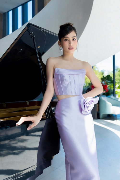 Người đẹp sinh năm 2000 luôn chăm chỉ làm việc sau khi đăng quang Hoa hậu Việt Nam 2018.