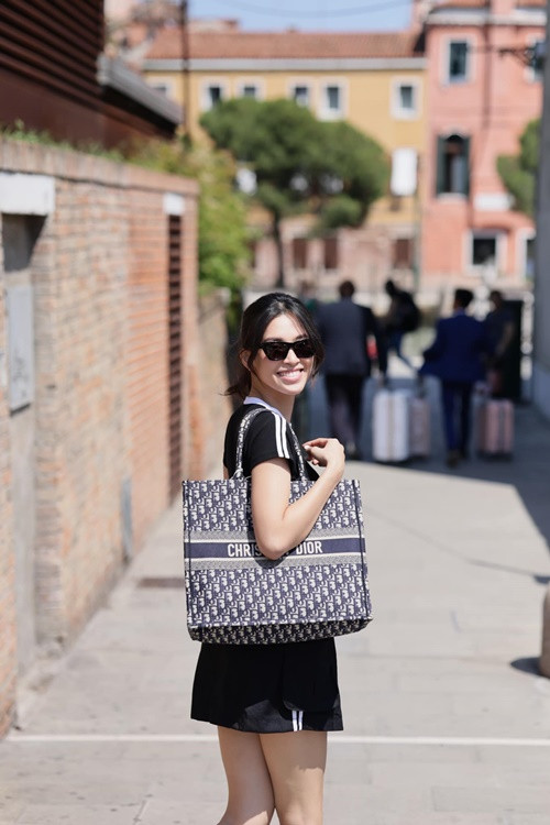 Nàng hậu gốc Quảng Nam thi thoảng tự thưởng cho bản thân những chuyến du lịch, hay mua các món đồ hiệu.