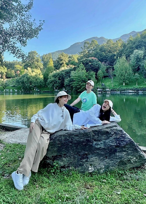 Chi Pu được Ella, Cung Lâm Na cưng chiều như em gái.