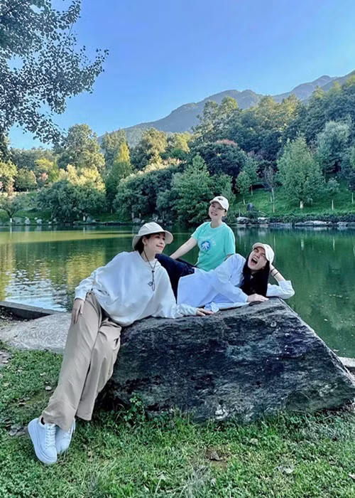 Chi Pu được Ella, Cung Lâm Na cưng chiều như em gái.