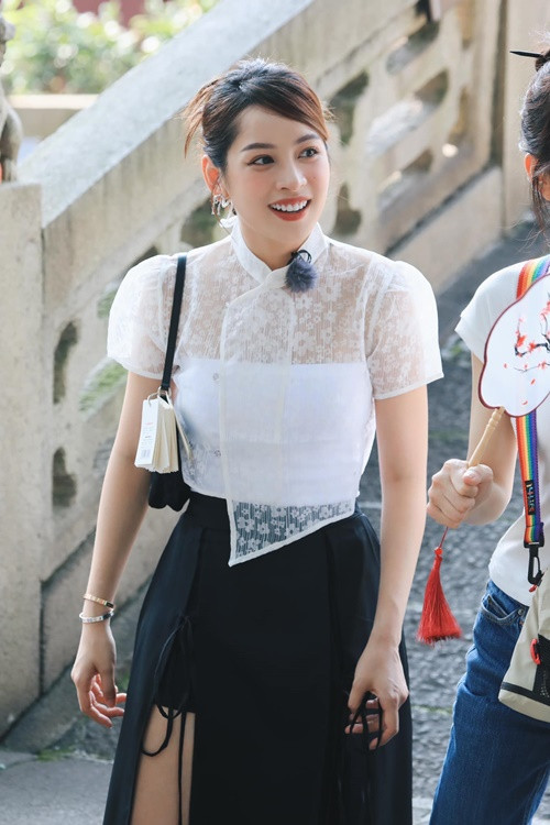 Chi Pu được khen luôn mặc đẹp, tôn dáng.