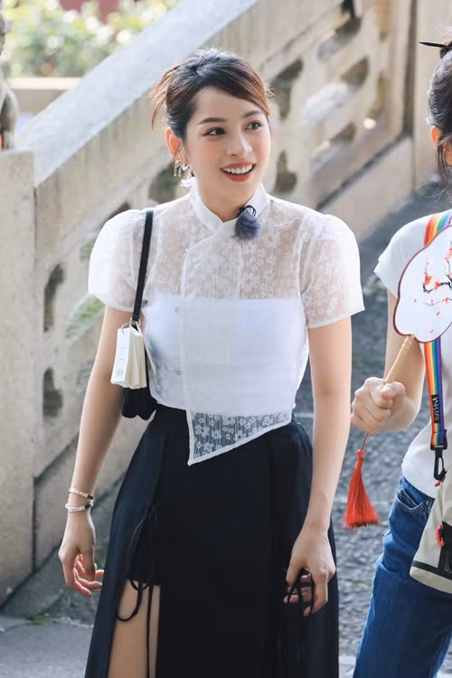 Chi Pu được khen luôn mặc đẹp, tôn dáng.