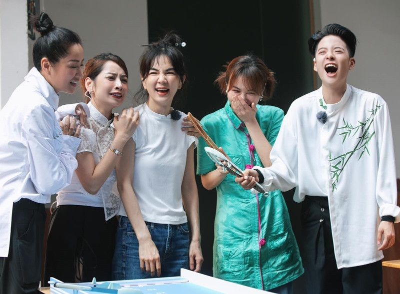 Không chỉ có nhiều fan Trung Quốc, Chi Pu còn được lòng các nghệ sĩ Hoa ngữ như Ella, Cung Lâm Na, Ngô Hân.