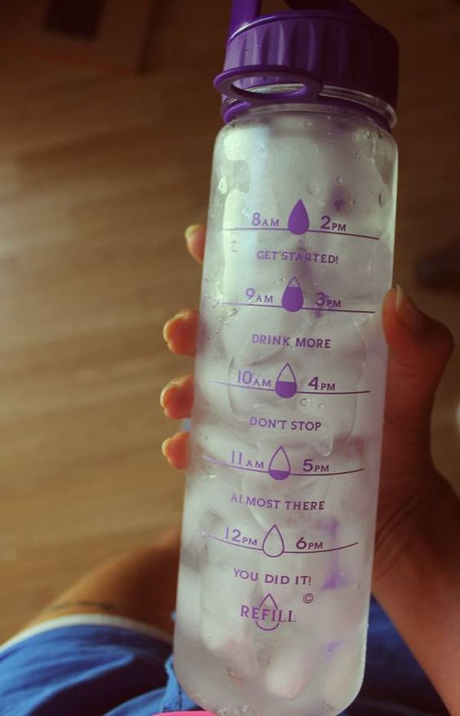 Uống đủ nước: Nhiều người lầm tưởng rằng uống ít nước hơn sẽ giúp giảm tình trạng đầy hơi. Sự thật là uống nhiều nước sẽ giúp bạn đối mặt với vấn đề này, đồng thời giúp bạn đốt cháy nhiều calo hơn. Nước cũng giúp giải độc cơ thể. Uống nước trước bữa ăn giúp giảm cảm giác thèm ăn và giảm lượng calo tiêu thụ. Uống nước lạnh giúp đốt cháy calo vì cơ thể sử dụng năng lượng để giữ nhiệt.