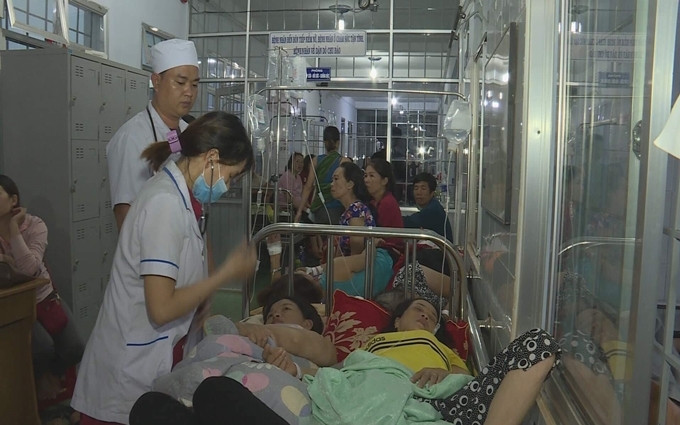 Mot ngay xay ra hai vu ngo doc thuc pham, hang tram nguoi nhap vien