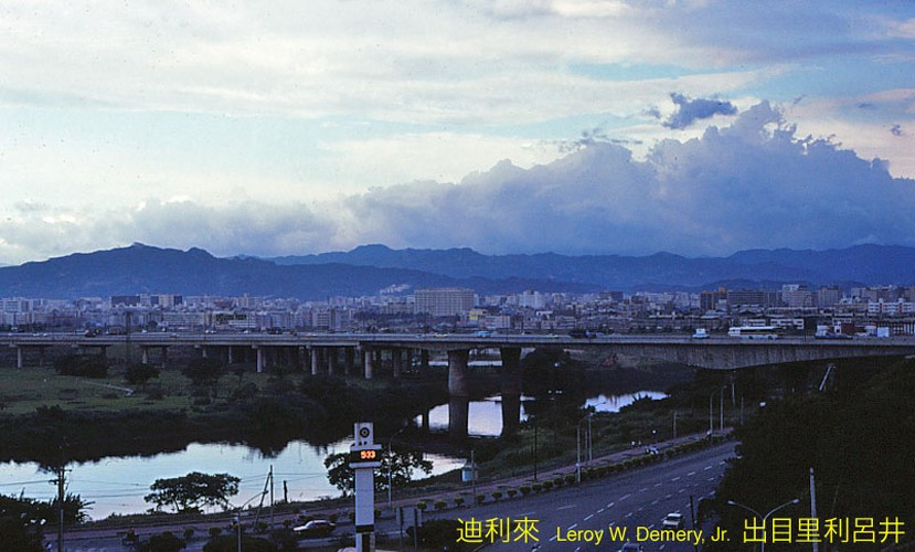 Thành phố Đài Bắc nhìn từ sân khách sạn Grand.