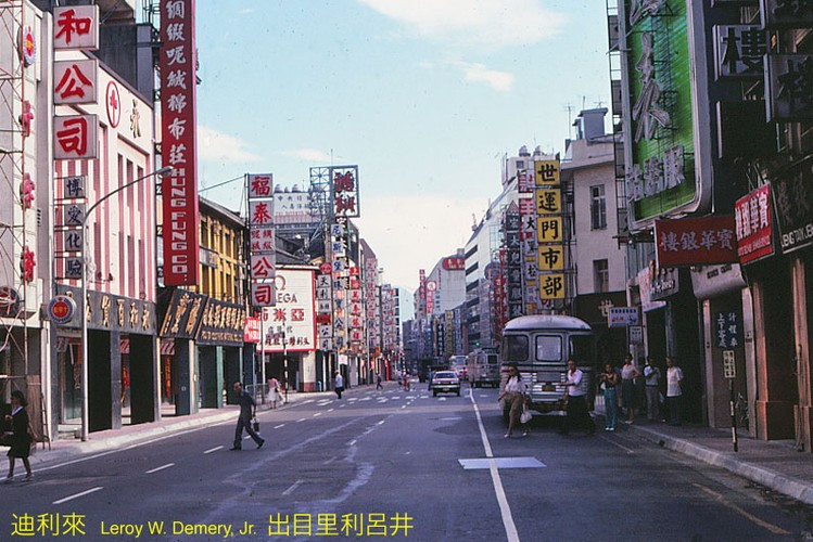 Sáng sớm trên con phố ở trung tâm Đài Bắc.