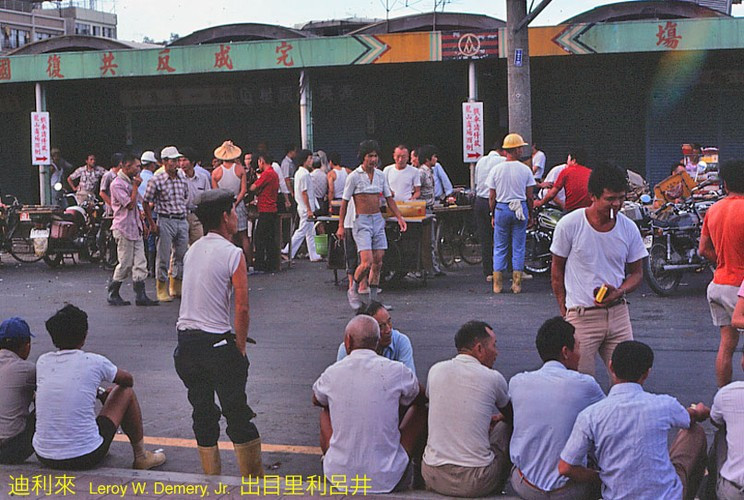 Bên ngoài khu chợ gần chùa Long Sơn.