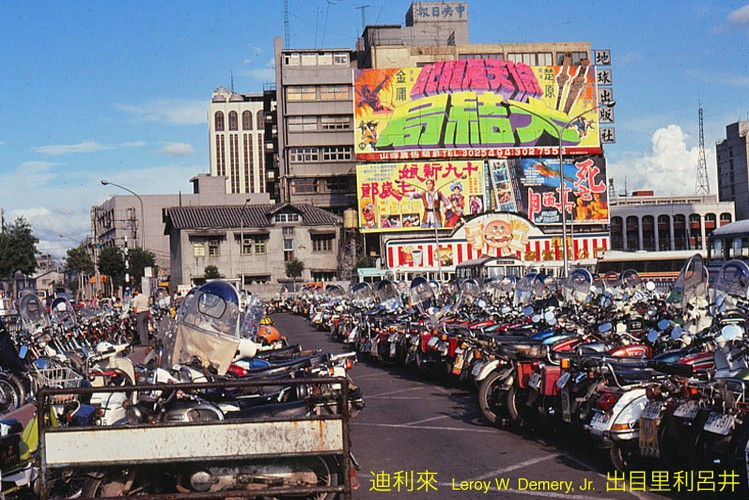 Các loại xe máy xếp hàng la liệt tại một bãi gửi xe ở Đài Bắc.