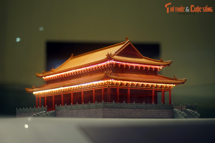 Cuộc khai quật khảo cổ học năm 2002-2004 tại 18 Hoàng Diệu, phía Tây điện Kính Thiên, đã phát lộ các loại đấu xuyên tâm và loại bình áng đầu chim, là những manh mối đầu tiên và quan trọng gợi mở hướng nghiên cứu về hệ khung giá đỡ mái của kiến trúc cung điện thời Lê sơ.