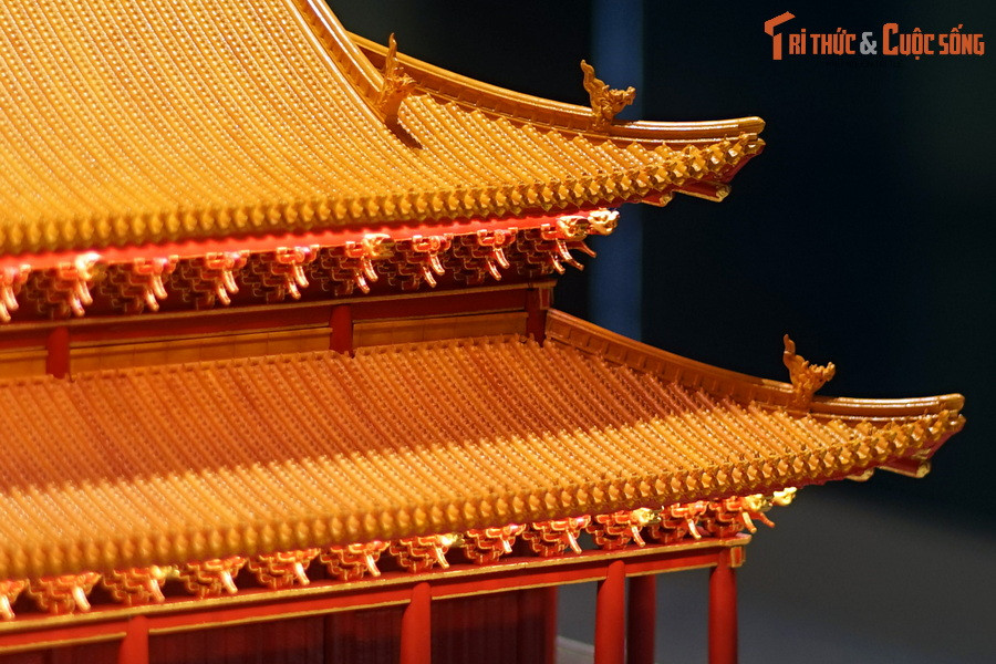 Được gọi nôm na là hệ đấu củng, đây là một hệ thống gồm các ngàm và khóa có răng gỗ ăn khớp nhau, được đặt bên dưới mái hiên và trên cột chống, có tác dụng đỡ hệ mái, chịu lực và trang trí cho kiến trúc. Hệ này bao gồm các thanh ngàm (đấu-củng), bình áng và đấu.