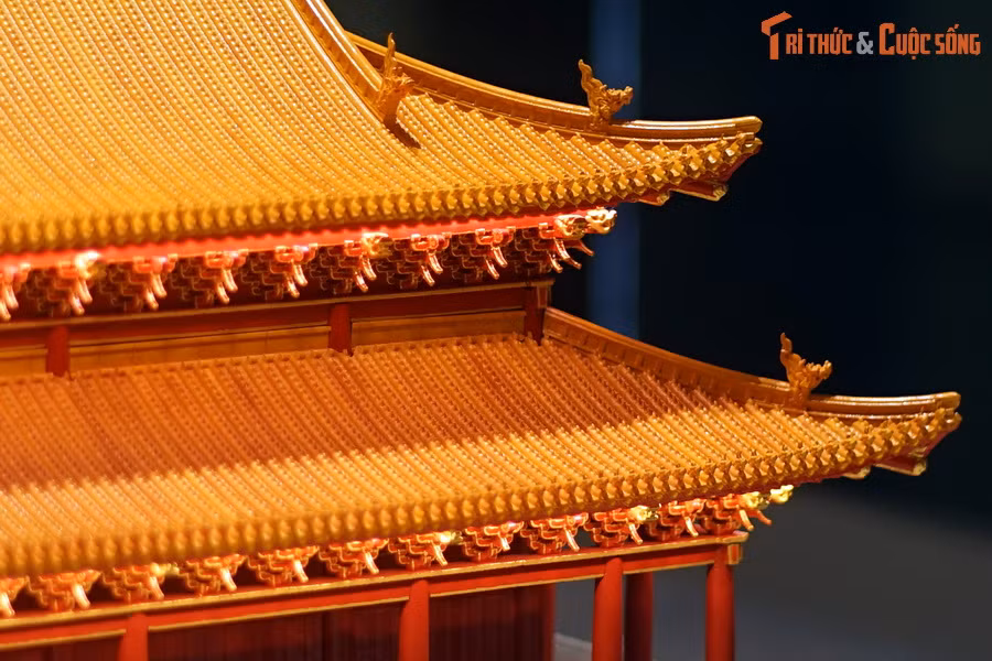 Được gọi nôm na là hệ đấu củng, đây là một hệ thống gồm các ngàm và khóa có răng gỗ ăn khớp nhau, được đặt bên dưới mái hiên và trên cột chống, có tác dụng đỡ hệ mái, chịu lực và trang trí cho kiến trúc. Hệ này bao gồm các thanh ngàm (đấu-củng), bình áng và đấu.