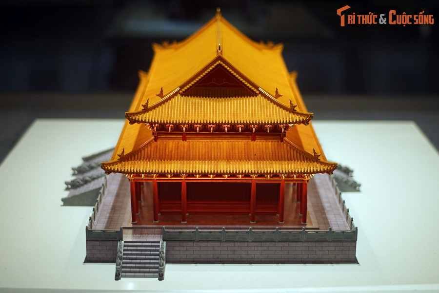 Trong cuộc khai quật xung quanh khu vực điện Kính Thiên năm 2017-2018, các chuyên gia đã tìm được 70 cấu kiện gỗ của kiến trúc, bao gồm cột, xà góc, rui hiên, ván sàn, rường nóc trên bộ vì... nằm dưới đáy của một dòng chảy thời Lê.