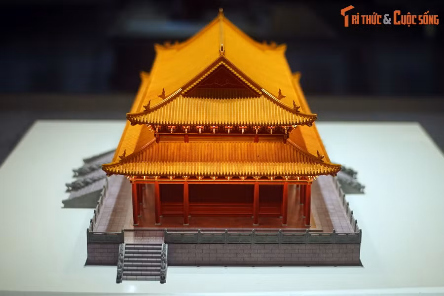 Trong cuộc khai quật xung quanh khu vực điện Kính Thiên năm 2017-2018, các chuyên gia đã tìm được 70 cấu kiện gỗ của kiến trúc, bao gồm cột, xà góc, rui hiên, ván sàn, rường nóc trên bộ vì... nằm dưới đáy của một dòng chảy thời Lê.