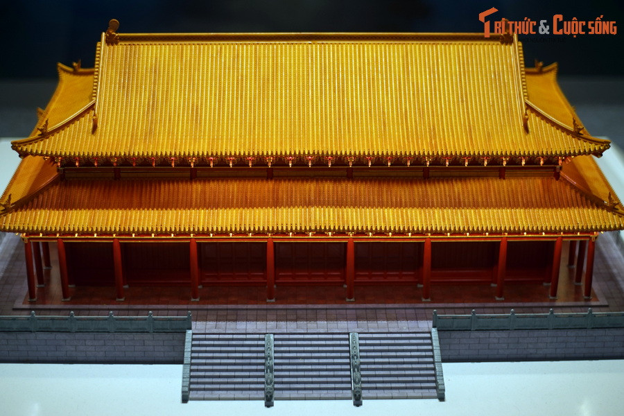 Điều đặc biệt là, nhiều cấu kiện gỗ có thể thấy còn nguyên lớp sơn thếp màu đỏ và màu vàng tô trên các họa tiết hoa văn. Phân tích cho thấy những lớp vàng này đều là vàng chất lượng cao.