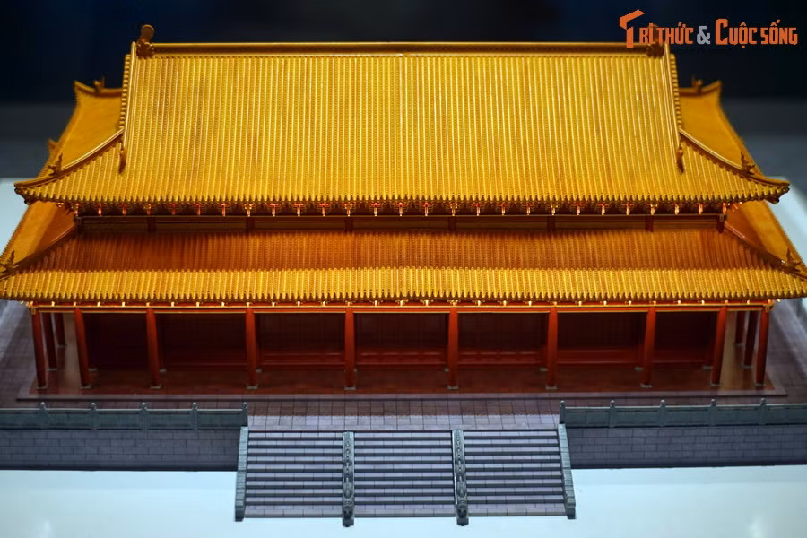 Điều đặc biệt là, nhiều cấu kiện gỗ có thể thấy còn nguyên lớp sơn thếp màu đỏ và màu vàng tô trên các họa tiết hoa văn. Phân tích cho thấy những lớp vàng này đều là vàng chất lượng cao.