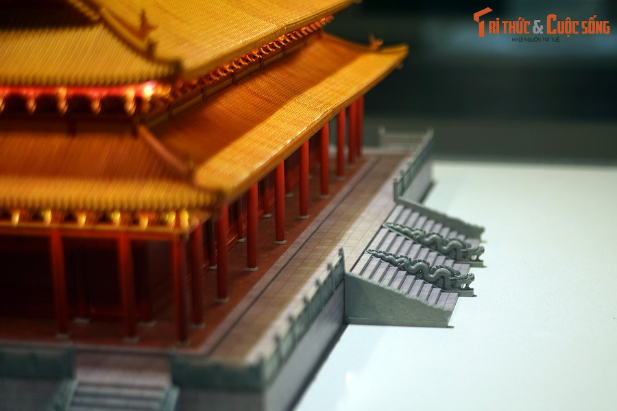 Từ những dữ liệu khảo cổ này, kết hợp với nghiên cứu lịch sử, các nhà khoa học của Viện nghiên cứu Kinh thành đã có sự khảo sát, đối sánh với các hệ thống kiến trúc cung điện cổ tại Trung Quốc, Nhật Bản và Hàn Quốc. Trên cơ sở đó, họ phối hợp với C.M.Y.K Việt Nam - một công ty chuyên về lĩnh vực 3D - phục dựng 3D kiến trúc điện Kính Thiên.