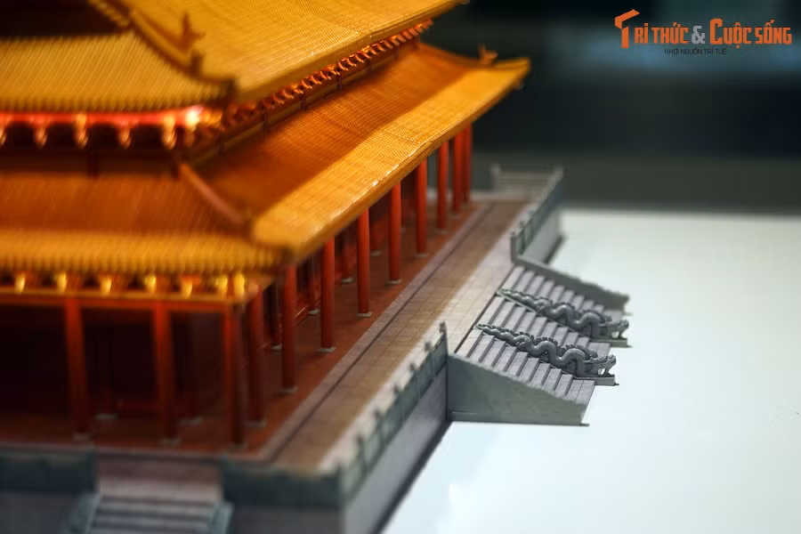 Từ những dữ liệu khảo cổ này, kết hợp với nghiên cứu lịch sử, các nhà khoa học của Viện nghiên cứu Kinh thành đã có sự khảo sát, đối sánh với các hệ thống kiến trúc cung điện cổ tại Trung Quốc, Nhật Bản và Hàn Quốc. Trên cơ sở đó, họ phối hợp với C.M.Y.K Việt Nam - một công ty chuyên về lĩnh vực 3D - phục dựng 3D kiến trúc điện Kính Thiên.