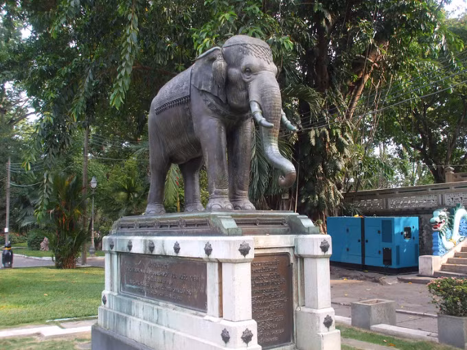 Hiện nay bức tượng được đặt tại khuôn viên Thảo Cầm Viên Sài Gòn.