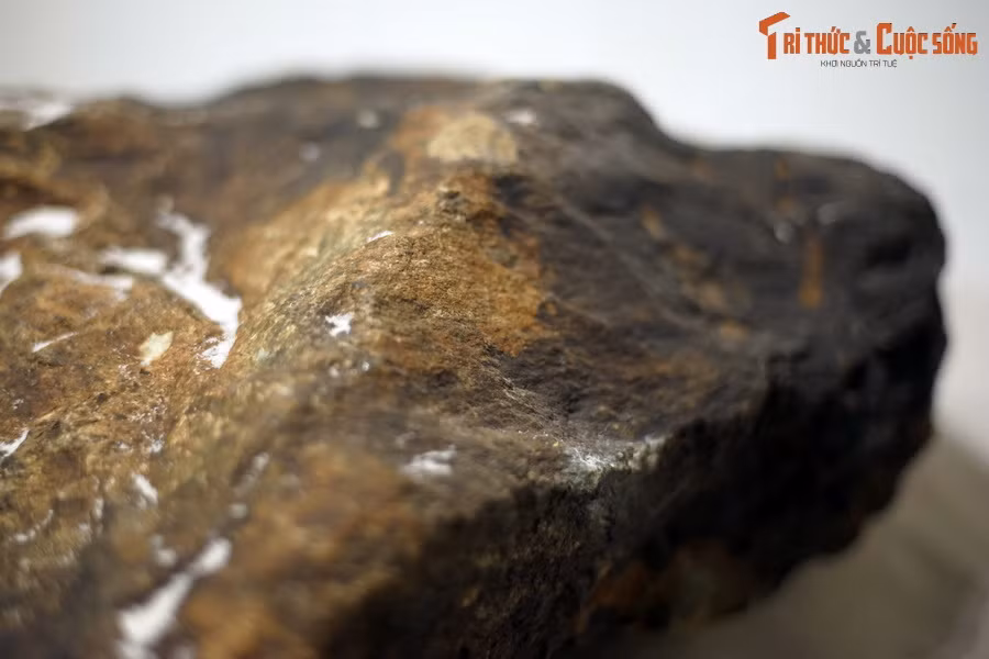 Nhưng cụ thể loại đá nào, tại vùng nào…. thì lại là câu hỏi không dễ trả lời. Và công việc tìm kiếm đó được ví như “mò kim đáy biển”.