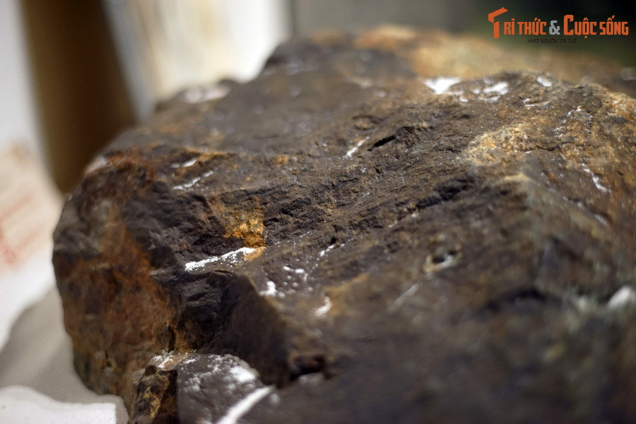 Khối đá có vẻ ngoài không lấy gì làm đặc biệt đang nằm trước mắt công chúng ở Hà Nội đã được mang về từ thác nước Hưng Khánh kể trên. Nó đã trải qua nhiều chu kỳ kiến tạo, nhiều pha tạo núi lớn nhỏ.