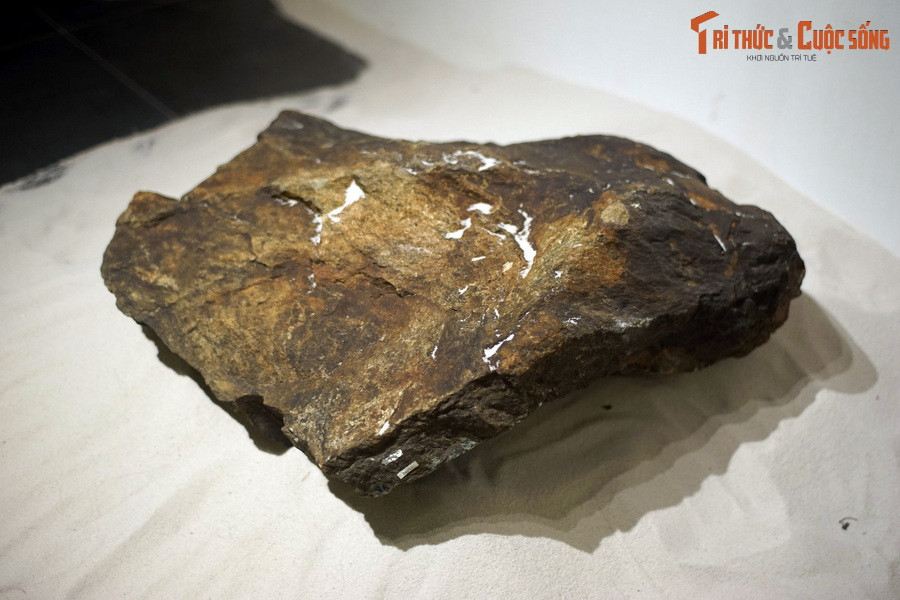 Thoạt nhìn, viên đá này không gây một ấn tượng gì đặc biệt. Nó có đường kính khoảng 60 cm, bề mặt góc cạnh, xù xì, màu nâu xám.