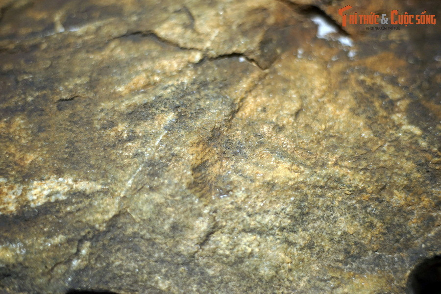 Kết quả phân tích cho biết đá ở đó có niên đại 2,936 tỷ năm, thuộc đại Mesoarkei – tuổi đá cổ nhất trên lãnh thổ Việt Nam hiện nay.