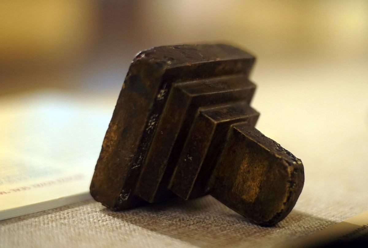 Ấn cao 8,5 cm, dài 7 cm, rộng 7 cm. Mặt ấn có hình vuông, đế tạc ba cấp, núm hình bia đá. Cạnh phải lưng ấn khắc chữ “Môn Hạ Sảnh ấn” (ấn của Sảnh Môn Hạ), cạnh trái khắc chữ “Long Khánh ngũ niên nguyệt nhị thập tam nhật tạo” (chế tạo ngày 23/5, niên hiệu Long Khánh 5).