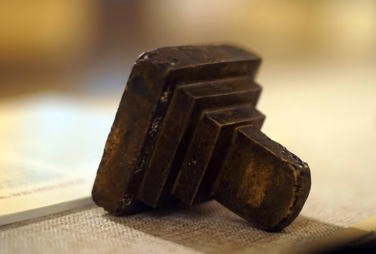 Ấn cao 8,5 cm, dài 7 cm, rộng 7 cm. Mặt ấn có hình vuông, đế tạc ba cấp, núm hình bia đá. Cạnh phải lưng ấn khắc chữ “Môn Hạ Sảnh ấn” (ấn của Sảnh Môn Hạ), cạnh trái khắc chữ “Long Khánh ngũ niên nguyệt nhị thập tam nhật tạo” (chế tạo ngày 23/5, niên hiệu Long Khánh 5).