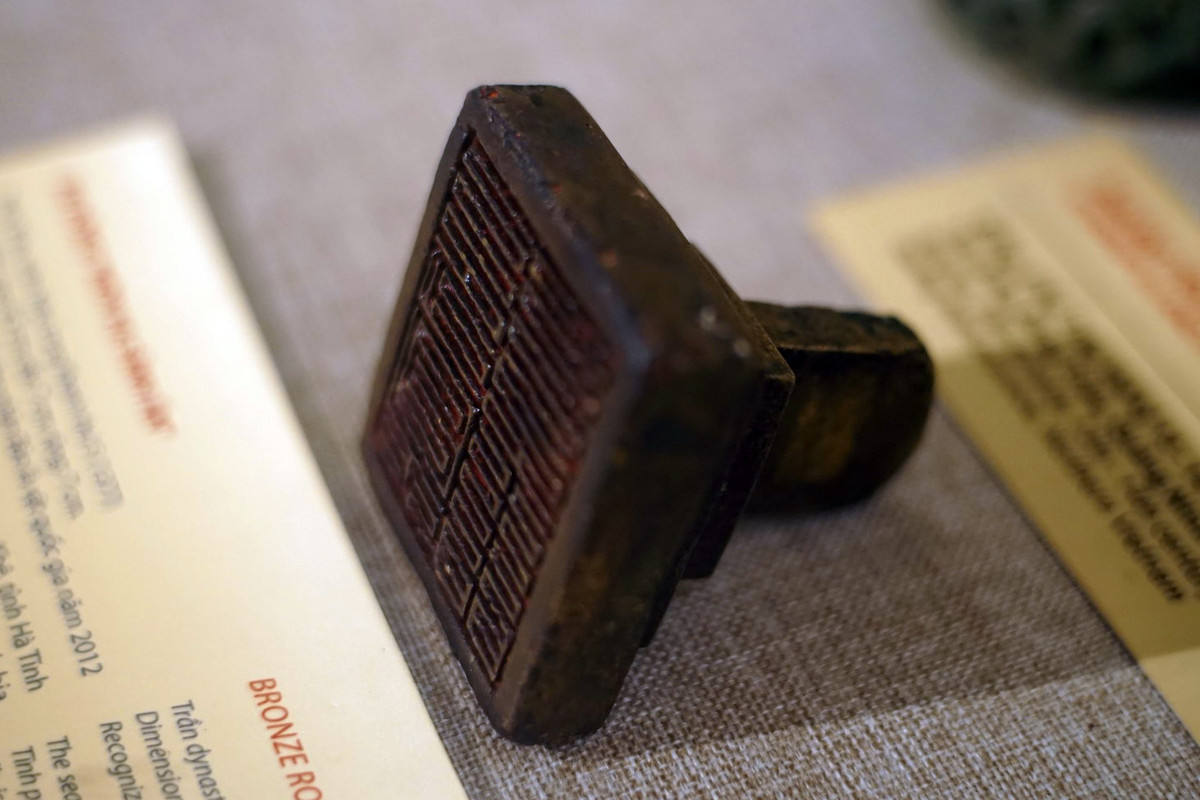 Mặt ấn đúc bốn chữ “Môn Hạ Sảnh ấn” theo kiểu chữ triện. Ấn được dùng để đóng lên những văn bản hành chính quan trọng của nhà Trần từ kể từ đời vua Trần Phế Đế (1377-1388) trở về sau. Sảnh Môn Hạ là một cơ quan hành chính trung ương thời Trần, được lập năm 1325.