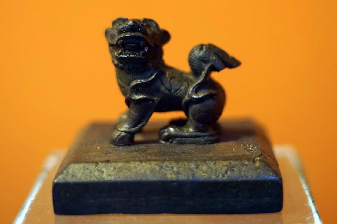 Ấn được đúc bằng đồng, cao 7,8 cm, diện tích mặt ấn 9,25 cm x 9,25 cm, nặng 1,92 kg. Mặt trên ấn phía phải khắc chữ "Nhâm Tuất trọng xuân cát nhật giám tạo" (chế tạo ngày tốt, tháng 2 năm Nhâm Tuất). Núm ấn được đúc hình con lân, thể hiện đây là ấn dành cho tướng đứng đầu quân đội thời Gia Long.