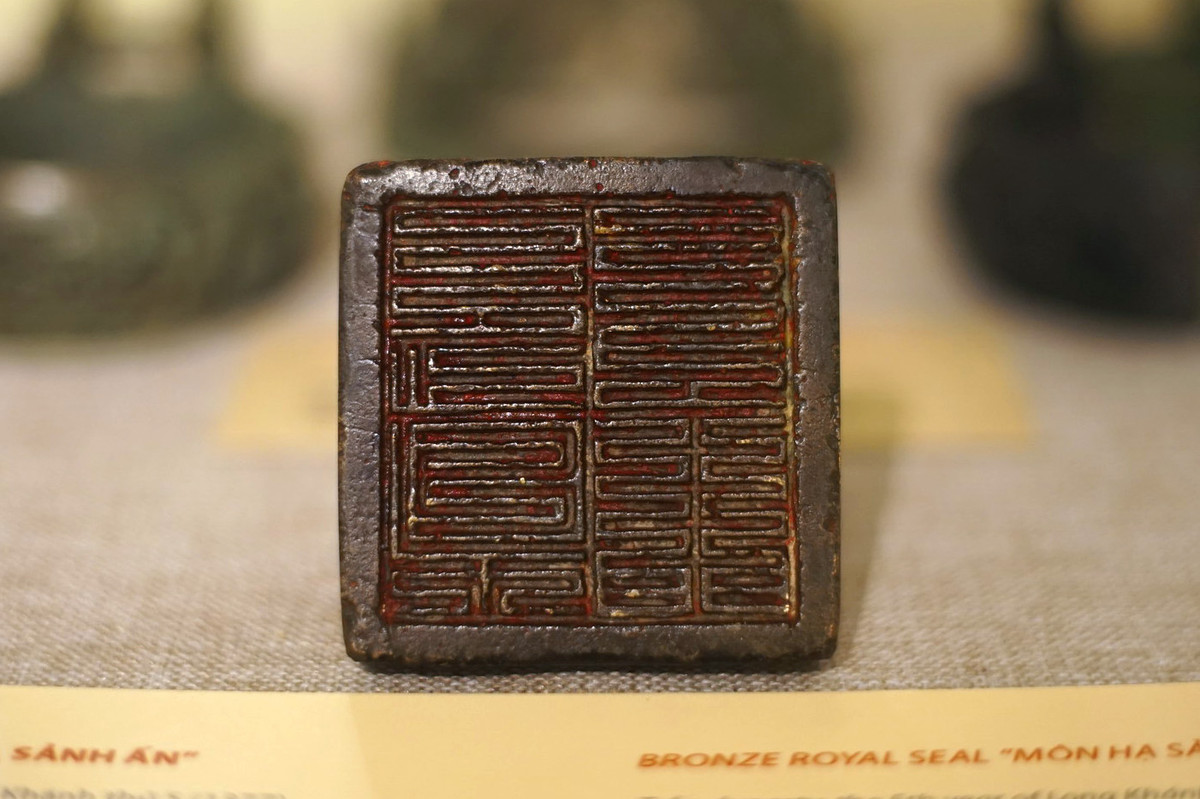 Cho tới nay, không có nhiều phát hiện về ấn đồng của các triều đại phong kiến Việt. “Môn Hạ Sảnh ấn” là chiếc ấn hiếm hoi có nội dung rõ ràng, niên đại cụ thể liên quan đến lịch sử hành chính trung ương thời Trần. Vào năm 2012, hiện vật đã được công nhận là Bảo vật quốc gia của Việt Nam