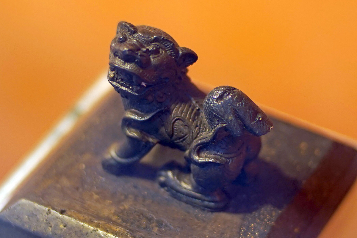 Theo các nhà nghiên cứu, "Tả Quân chi ấn" là một trong 5 ấn được vua Gia Long cho đúc để ban tặng 5 vị chưởng quân đứng đầu ngũ quân thời bấy giờ là Tiền quân - Tả quân - Hữu quân - Trung quân - Hậu quân. Tả Quân Chi Ấn là chiếc duy nhất trong số này còn được lưu giữ.