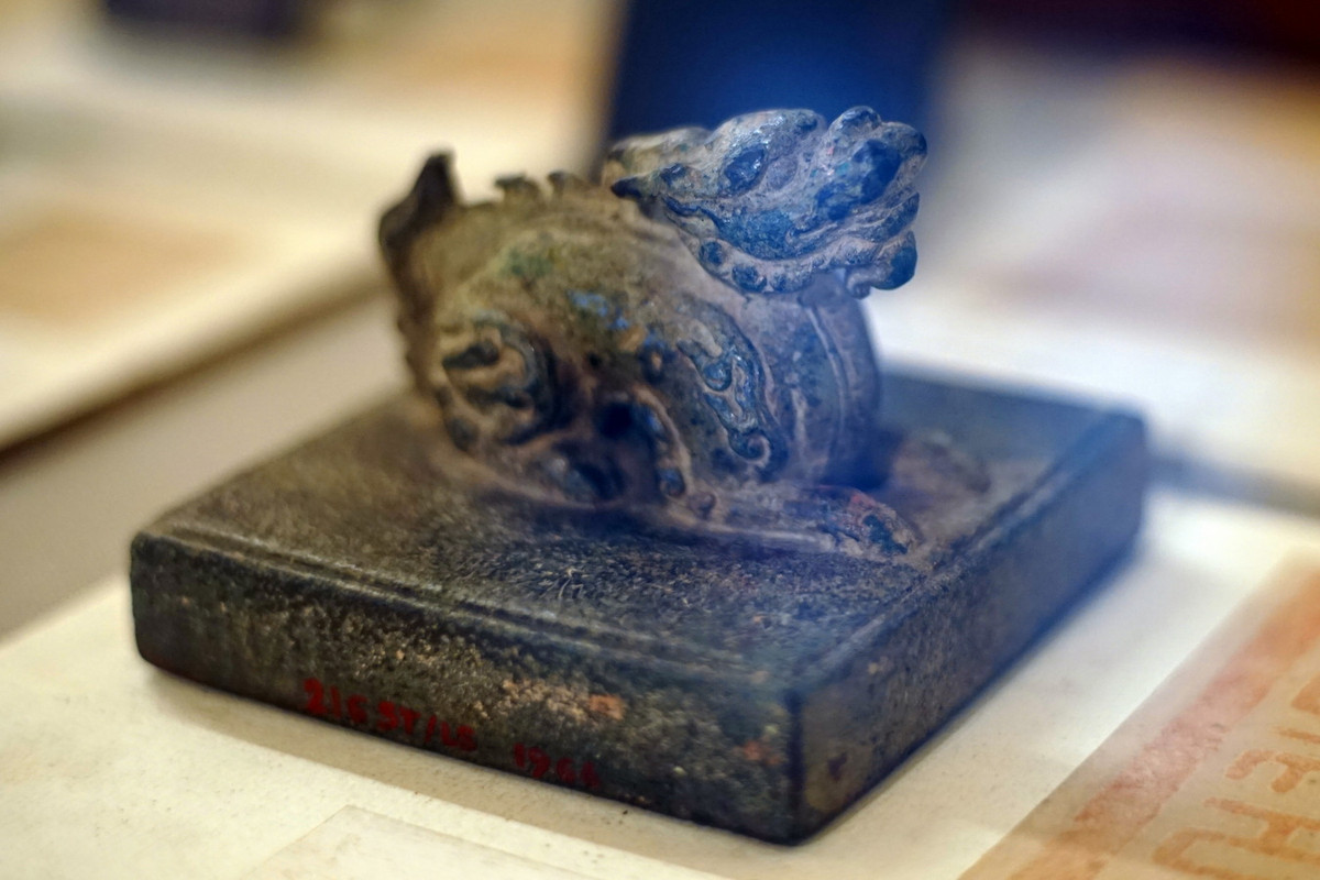 Ấn có hình vuông, núm hình nghê quỳ, có chiều cao 6,10 cm, bề mặt có kích thước 11,5 cm x 11,5 cm. Mặt trên, bên trái ấn khắc chữ “Đề thống tướng quân chi ấn” (ấn của Đề thống tướng quân). Bên phải khắc “Hồng Thuận lục niên thập nhất nguyệt thập lục nhật tạo” (chế tạo ngày 16 tháng 11 năm Hồng Thuận thứ 6).