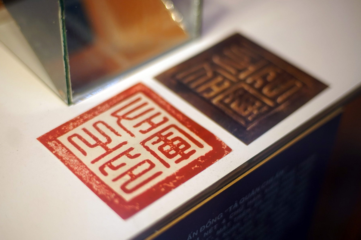 Mặt ấn đúc nổi 4 chữ triện "Tả Quân chi ấn", cho thấy đây là ấn của Tả Quân Lê Văn Duyệt. Theo sử sách, Lê Văn Duyệt (1763-1832) là một nhà chính trị, quân sự lớn thời Nguyễn. Ông là một trong các chỉ huy chính của quân đội chúa Nguyễn Ánh trong cuộc chiến với Tây Sơn.