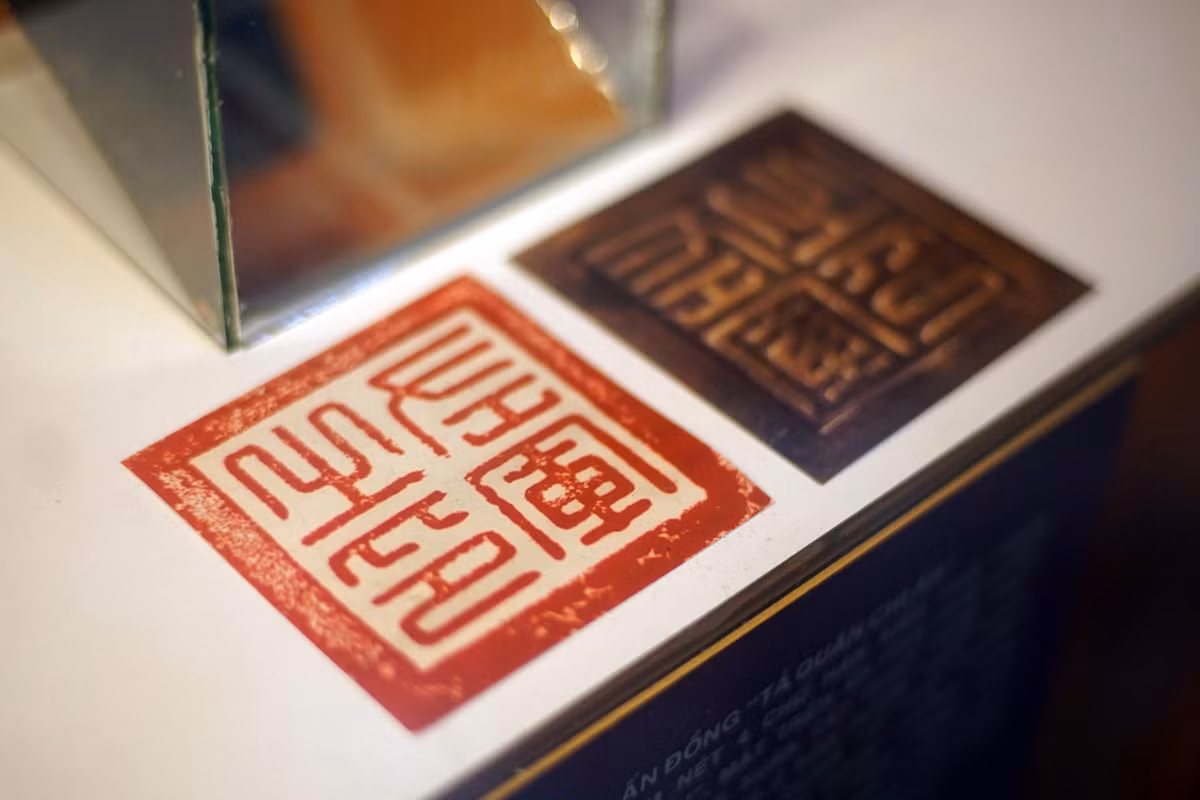 Mặt ấn đúc nổi 4 chữ triện "Tả Quân chi ấn", cho thấy đây là ấn của Tả Quân Lê Văn Duyệt. Theo sử sách, Lê Văn Duyệt (1763-1832) là một nhà chính trị, quân sự lớn thời Nguyễn. Ông là một trong các chỉ huy chính của quân đội chúa Nguyễn Ánh trong cuộc chiến với Tây Sơn.