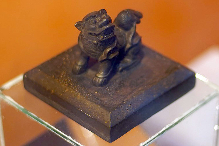 3. Được lưu giữ tại Bảo tàng TP HCM, ấn đồng “ Tả Quân chi ấn” là một hiện vật gắn với Tả quân Lê Văn Duyệt, một nhân vật có vai trò quan trọng trong lịch sử của Sài Gòn và Nam Bộ.