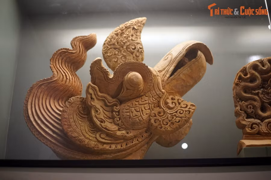 Qua 216 năm tồn tại với 9 triều vua (1009-1225), từ kinh đô Thăng Long hoa lệ, vương triều Lý đã đưa ra những quyết sách đúng đắn xây dựng chính quyền quân chủ vững mạnh. Ảnh: Tượng đầu chim phượng trang trí đầu nóc mái thời Lý.