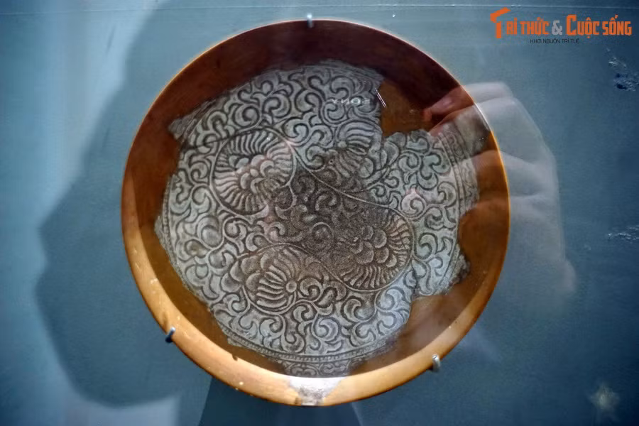 Xung quanh nhiều kiến trúc còn có hành lang, tường bao, cống nước, giếng nước, đường đi được xây dựng công phu, minh chứng trình độ cao của vương triều Lý trong quy hoạch. Ảnh: Đĩa gốm men trắng trang trí hoa mẫu đơn dây thời Lý.