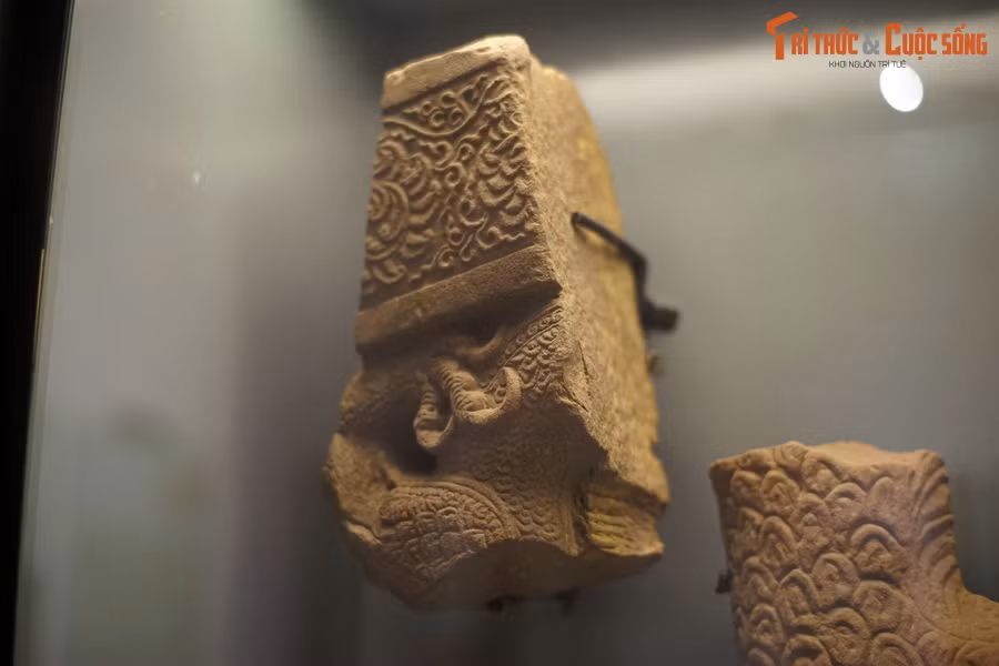 Quy mô, cấu trúc của các công trình kiến trúc đó được nhận rõ qua dấu tích mặt bằng, quy luật phân bố của hệ thống móng trụ đỡ chân tảng đá kê cột của bộ khung kiến trúc chịu lực bằng gỗ có mái lợp ngói âm dương, ngói mũi sen... Ảnh: Bàn chân rồng thành bậc bằng đá thời Lý.