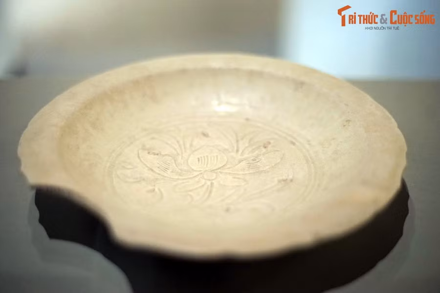 Nhiều vật dụng sinh hoạt hàng ngày của thời Lý cũng được tìm thấy, đem lại cho hậu thế một cái nhìn trực quan và sinh động về đời sống ở kinh đô nước Việt thời kỳ này... Ảnh: Đĩa gốm men trắng trang trí hoa sen thời Lý.